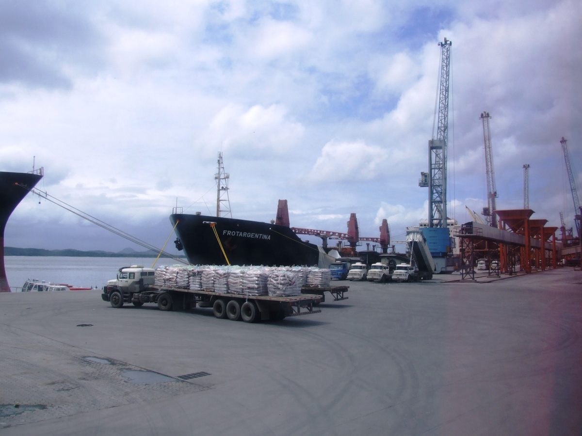 Cais do Porto de Paranaguá com navio atracado, caminhões e guindastes em operação