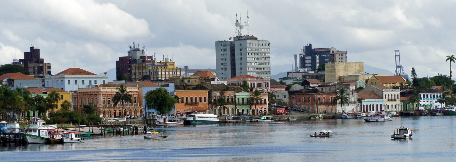 Orla histórica de Paranaguá vista da baía, com o casario colonial à beira d'água